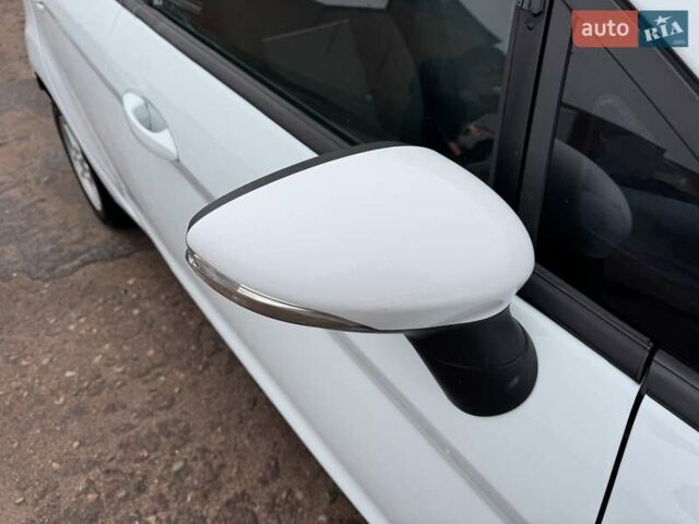 Белый Форд Фиеста, объемом двигателя 1.3 л и пробегом 117 тыс. км за 6400 $, фото 23 на Automoto.ua