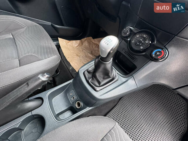 Білий Форд Фієста, об'ємом двигуна 1.4 л та пробігом 233 тис. км за 4800 $, фото 24 на Automoto.ua