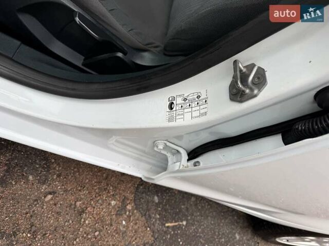 Белый Форд Фиеста, объемом двигателя 1.3 л и пробегом 117 тыс. км за 6400 $, фото 29 на Automoto.ua
