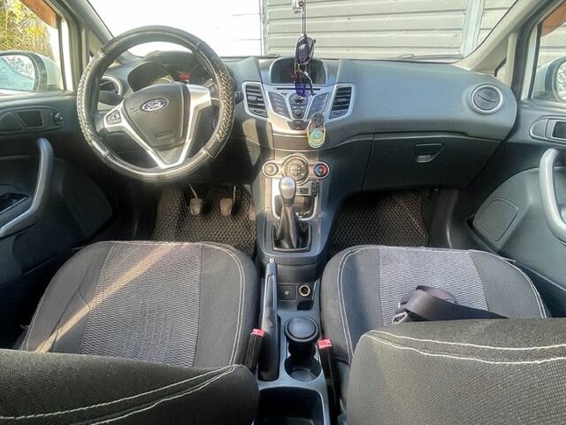 Белый Форд Фиеста, объемом двигателя 1.2 л и пробегом 250 тыс. км за 4999 $, фото 7 на Automoto.ua