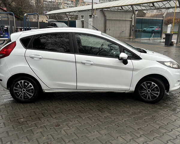 Белый Форд Фиеста, объемом двигателя 1.24 л и пробегом 212 тыс. км за 5400 $, фото 7 на Automoto.ua