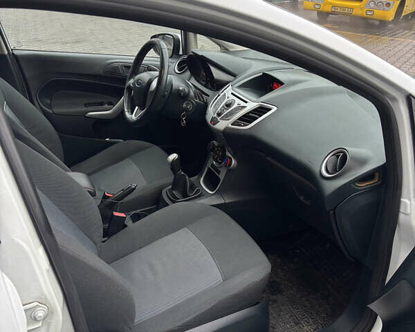 Белый Форд Фиеста, объемом двигателя 1.24 л и пробегом 212 тыс. км за 5400 $, фото 11 на Automoto.ua