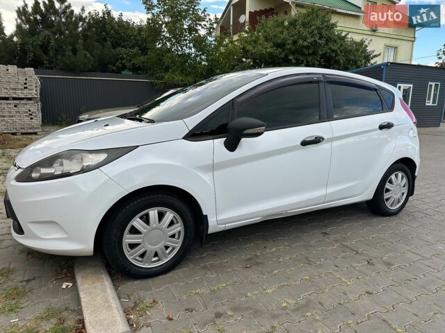 Білий Форд Фієста, об'ємом двигуна 1.25 л та пробігом 213 тис. км за 5200 $, фото 4 на Automoto.ua