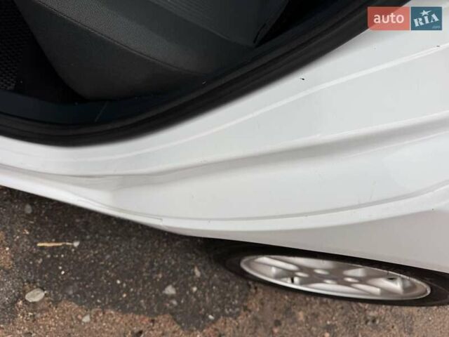 Белый Форд Фиеста, объемом двигателя 1.3 л и пробегом 117 тыс. км за 6400 $, фото 32 на Automoto.ua