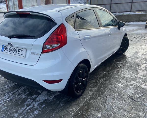 Белый Форд Фиеста, объемом двигателя 1.25 л и пробегом 111 тыс. км за 6700 $, фото 5 на Automoto.ua