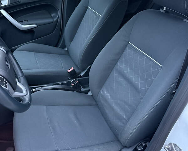 Білий Форд Фієста, об'ємом двигуна 1.39 л та пробігом 110 тис. км за 6950 $, фото 16 на Automoto.ua