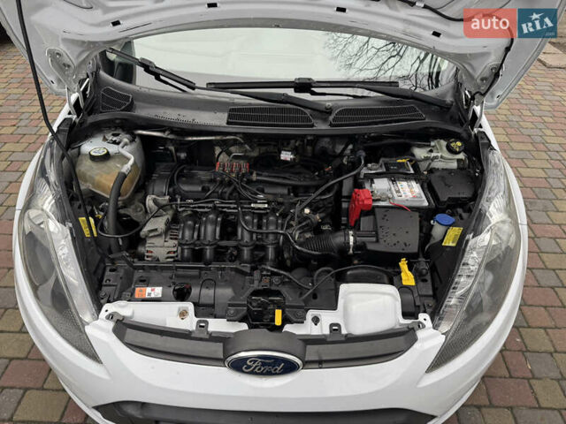 Білий Форд Фієста, об'ємом двигуна 1.25 л та пробігом 170 тис. км за 5700 $, фото 14 на Automoto.ua