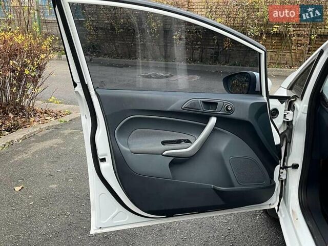 Білий Форд Фієста, об'ємом двигуна 1.4 л та пробігом 240 тис. км за 5990 $, фото 8 на Automoto.ua