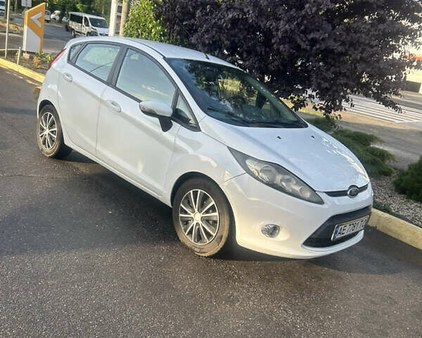 Белый Форд Фиеста, объемом двигателя 1.25 л и пробегом 200 тыс. км за 5200 $, фото 2 на Automoto.ua