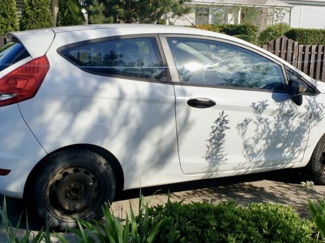 Белый Форд Фиеста, объемом двигателя 1.4 л и пробегом 230 тыс. км за 4500 $, фото 2 на Automoto.ua