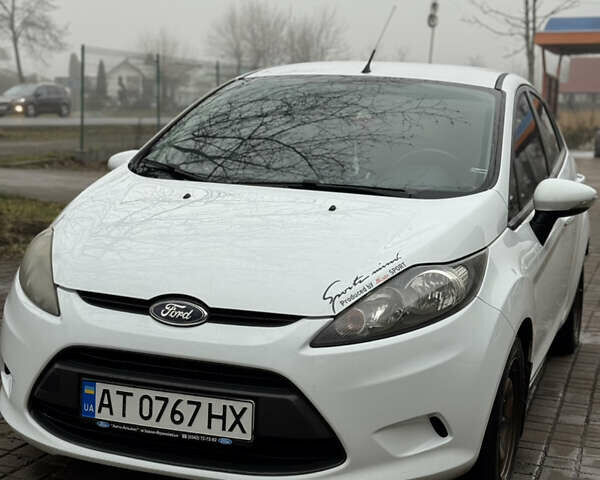 Белый Форд Фиеста, объемом двигателя 1.3 л и пробегом 150 тыс. км за 6200 $, фото 1 на Automoto.ua