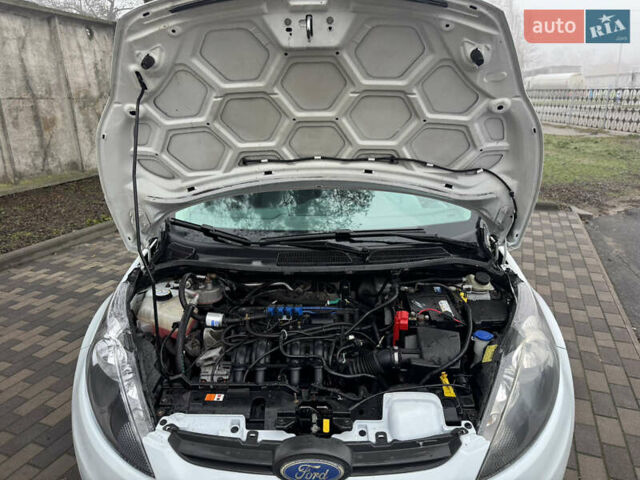 Белый Форд Фиеста, объемом двигателя 1.24 л и пробегом 122 тыс. км за 4900 $, фото 30 на Automoto.ua