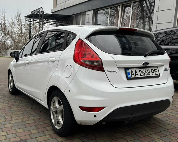 Білий Форд Фієста, об'ємом двигуна 1.25 л та пробігом 170 тис. км за 5700 $, фото 3 на Automoto.ua