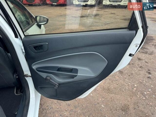 Белый Форд Фиеста, объемом двигателя 1.3 л и пробегом 117 тыс. км за 6400 $, фото 35 на Automoto.ua