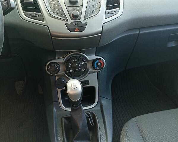 Белый Форд Фиеста, объемом двигателя 1.25 л и пробегом 150 тыс. км за 5000 $, фото 2 на Automoto.ua