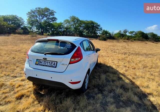Белый Форд Фиеста, объемом двигателя 1.4 л и пробегом 128 тыс. км за 7900 $, фото 2 на Automoto.ua