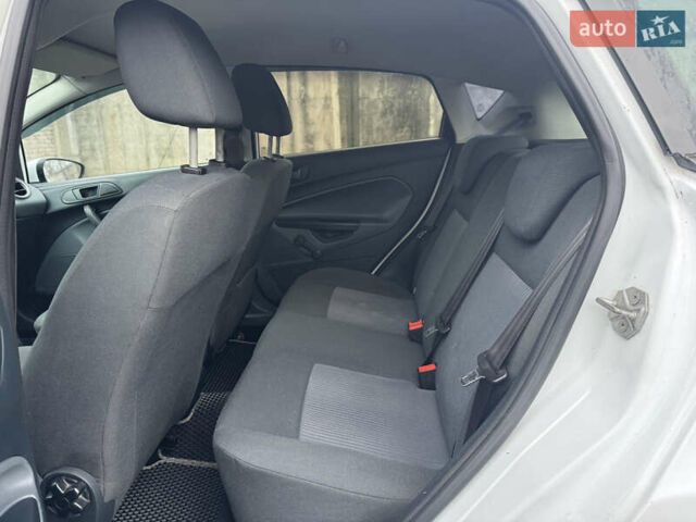 Белый Форд Фиеста, объемом двигателя 1.24 л и пробегом 122 тыс. км за 4900 $, фото 27 на Automoto.ua