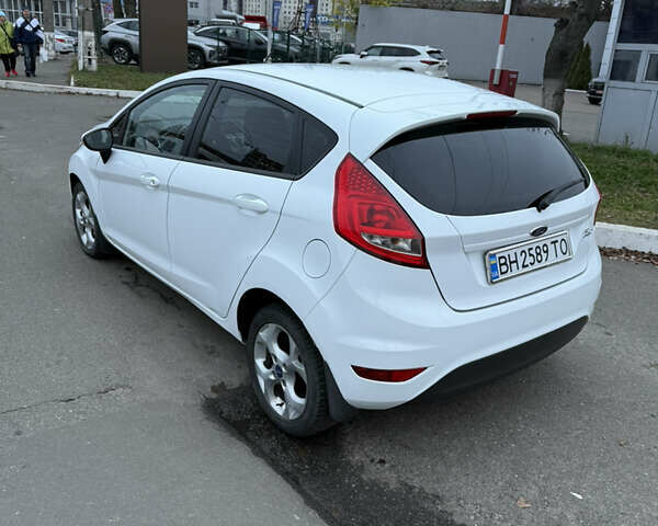 Білий Форд Фієста, об'ємом двигуна 1.39 л та пробігом 110 тис. км за 6950 $, фото 4 на Automoto.ua