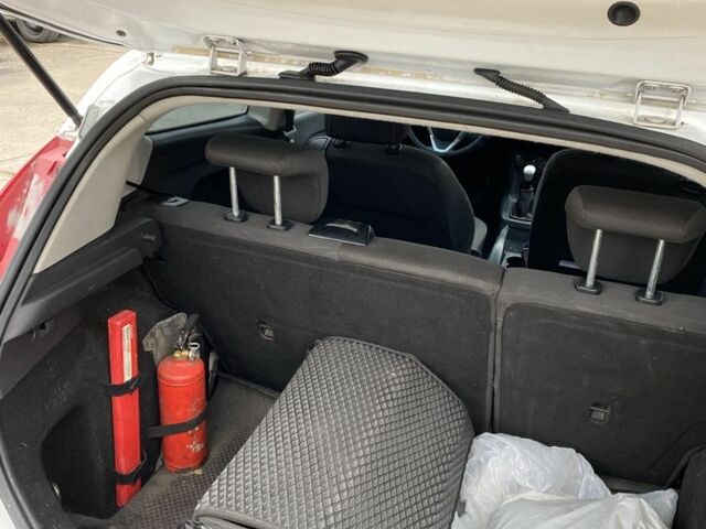 Белый Форд Фиеста, объемом двигателя 1.4 л и пробегом 230 тыс. км за 5400 $, фото 7 на Automoto.ua