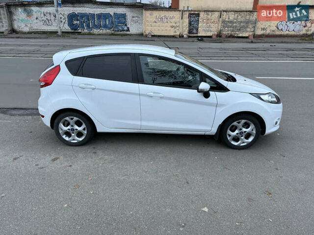 Білий Форд Фієста, об'ємом двигуна 1.39 л та пробігом 110 тис. км за 6950 $, фото 1 на Automoto.ua
