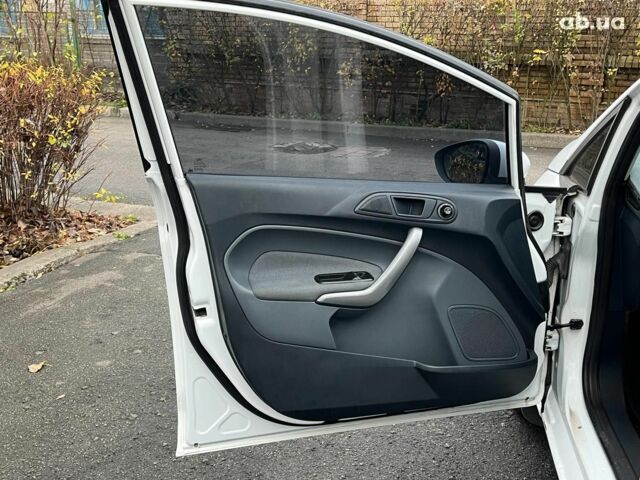 Белый Форд Фиеста, объемом двигателя 1.4 л и пробегом 240 тыс. км за 5990 $, фото 8 на Automoto.ua