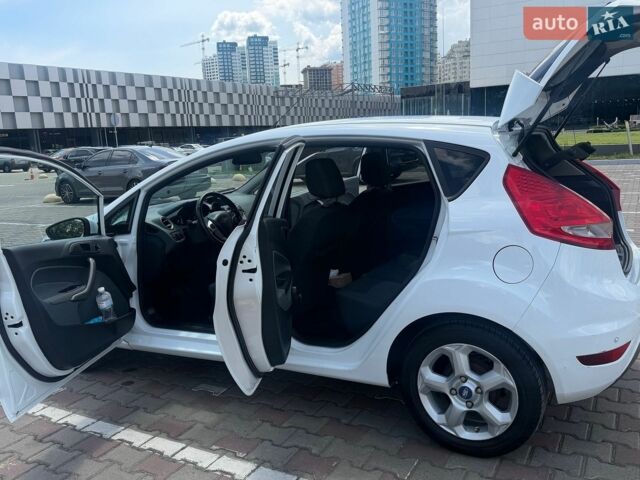 Білий Форд Фієста, об'ємом двигуна 1.39 л та пробігом 170 тис. км за 6800 $, фото 5 на Automoto.ua
