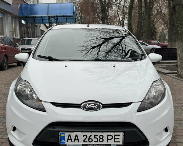 Білий Форд Фієста, об'ємом двигуна 1.25 л та пробігом 170 тис. км за 5700 $, фото 1 на Automoto.ua