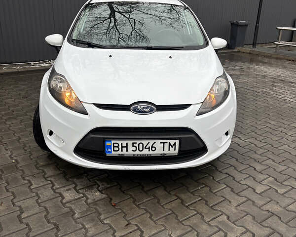 Белый Форд Фиеста, объемом двигателя 1.24 л и пробегом 212 тыс. км за 5400 $, фото 2 на Automoto.ua