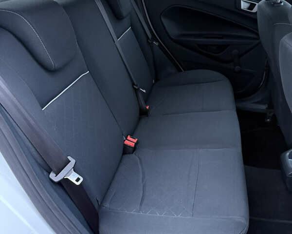 Білий Форд Фієста, об'ємом двигуна 1.39 л та пробігом 110 тис. км за 6950 $, фото 12 на Automoto.ua