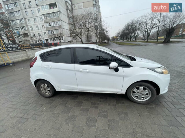 Белый Форд Фиеста, объемом двигателя 1.4 л и пробегом 297 тыс. км за 5900 $, фото 1 на Automoto.ua