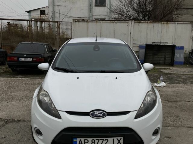 Белый Форд Фиеста, объемом двигателя 1.4 л и пробегом 230 тыс. км за 5400 $, фото 2 на Automoto.ua
