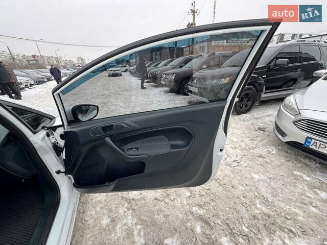 Білий Форд Фієста, об'ємом двигуна 1.4 л та пробігом 233 тис. км за 4800 $, фото 25 на Automoto.ua