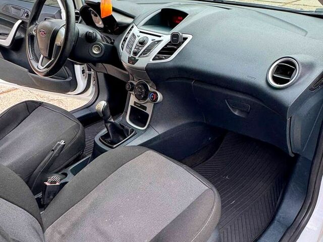 Білий Форд Фієста, об'ємом двигуна 1.2 л та пробігом 120 тис. км за 5100 $, фото 4 на Automoto.ua