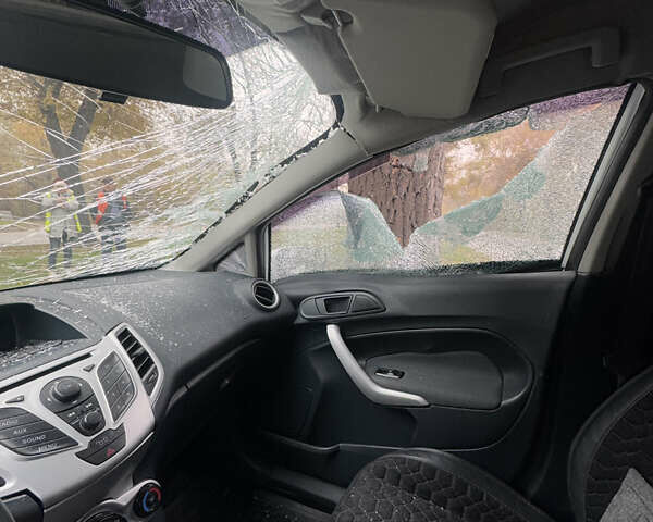 Белый Форд Фиеста, объемом двигателя 1.2 л и пробегом 103 тыс. км за 2500 $, фото 2 на Automoto.ua