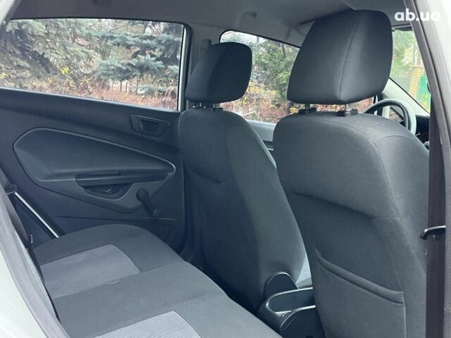 Белый Форд Фиеста, объемом двигателя 1.4 л и пробегом 240 тыс. км за 5990 $, фото 7 на Automoto.ua