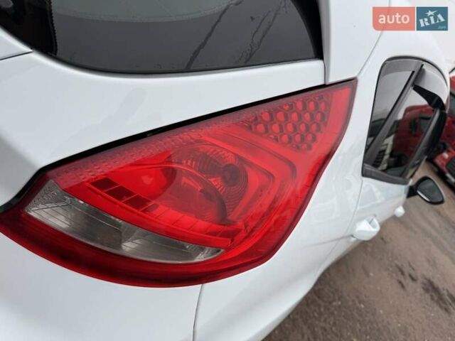 Белый Форд Фиеста, объемом двигателя 1.3 л и пробегом 117 тыс. км за 6400 $, фото 18 на Automoto.ua