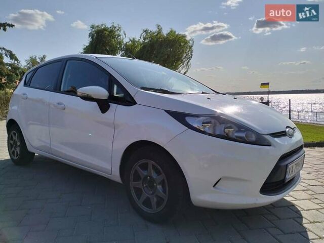 Білий Форд Фієста, об'ємом двигуна 1.4 л та пробігом 200 тис. км за 7799 $, фото 2 на Automoto.ua