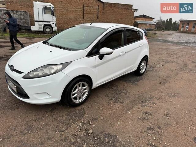 Белый Форд Фиеста, объемом двигателя 1.3 л и пробегом 117 тыс. км за 6400 $, фото 7 на Automoto.ua