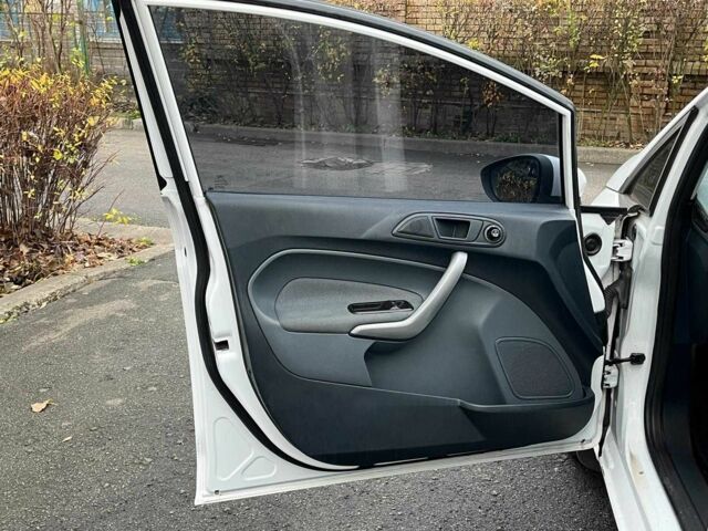 Білий Форд Фієста, об'ємом двигуна 1.4 л та пробігом 240 тис. км за 5990 $, фото 8 на Automoto.ua