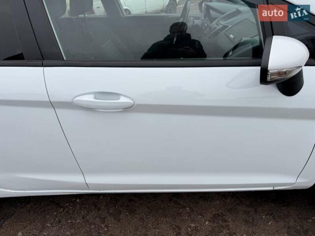 Белый Форд Фиеста, объемом двигателя 1.3 л и пробегом 117 тыс. км за 6400 $, фото 21 на Automoto.ua