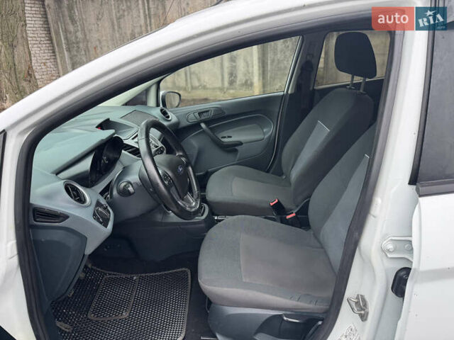 Белый Форд Фиеста, объемом двигателя 1.24 л и пробегом 122 тыс. км за 4900 $, фото 20 на Automoto.ua