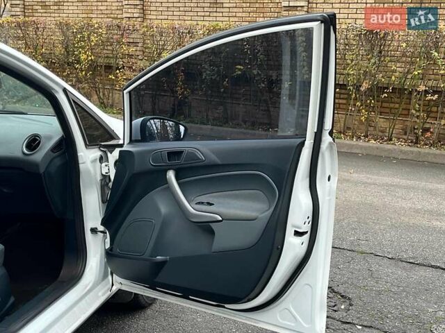 Білий Форд Фієста, об'ємом двигуна 1.4 л та пробігом 240 тис. км за 5990 $, фото 6 на Automoto.ua