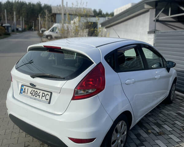 Белый Форд Фиеста, объемом двигателя 1.24 л и пробегом 250 тыс. км за 4900 $, фото 3 на Automoto.ua