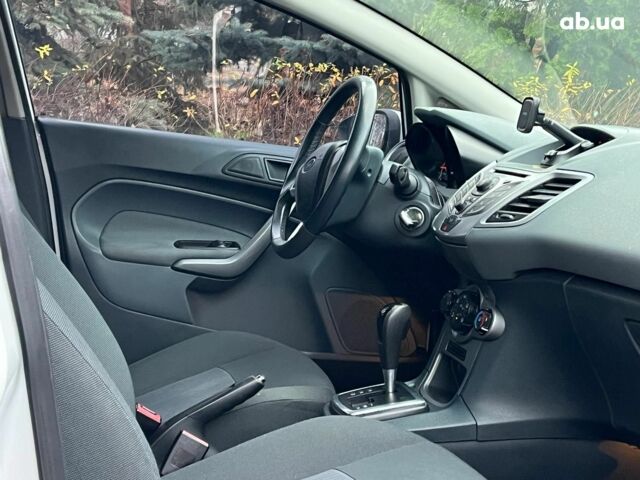 Белый Форд Фиеста, объемом двигателя 1.4 л и пробегом 240 тыс. км за 5990 $, фото 5 на Automoto.ua