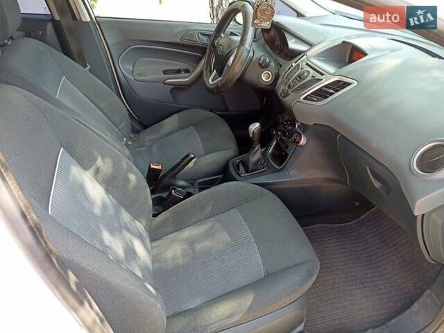 Белый Форд Фиеста, объемом двигателя 1.25 л и пробегом 150 тыс. км за 5000 $, фото 4 на Automoto.ua