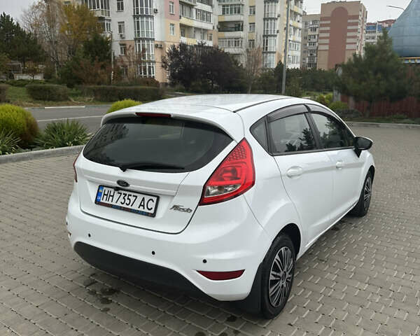 Белый Форд Фиеста, объемом двигателя 1.39 л и пробегом 90 тыс. км за 7500 $, фото 4 на Automoto.ua
