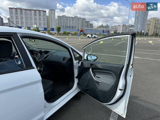 Белый Форд Фиеста, объемом двигателя 1.4 л и пробегом 44 тыс. км за 8700 $, фото 8 на Automoto.ua