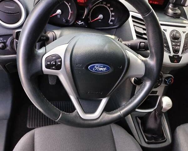 Білий Форд Фієста, об'ємом двигуна 1.24 л та пробігом 164 тис. км за 6500 $, фото 4 на Automoto.ua