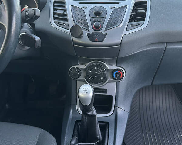 Білий Форд Фієста, об'ємом двигуна 1.24 л та пробігом 128 тис. км за 5300 $, фото 19 на Automoto.ua