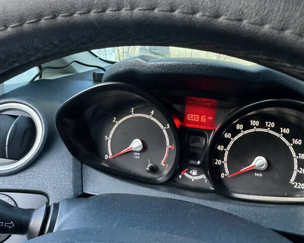 Білий Форд Фієста, об'ємом двигуна 1.4 л та пробігом 120 тис. км за 8500 $, фото 4 на Automoto.ua